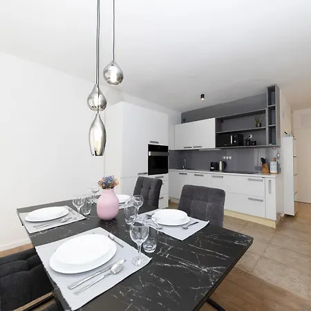 Alan アパート ザダル